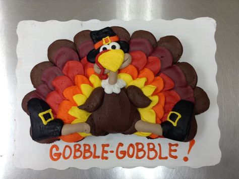 Thanksgiving - Turkey cupcake cake made with 24 cupcakes and buttercreme Disguise A Turkey Cupcake, Cupcake Shapes, Cake For Thanksgiving, Pastel Thanksgiving, Thanksgiving Cakes Decorating, Turkey Cupcake, Fall Cakes Decorating, Autumn Cakes, Seasonal Cakes