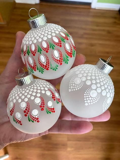 Mandala Painted Christmas Ornaments, Christmas Ornament Dot Painting, Mandala Ornaments Diy, Mandala Christmas Ornaments Diy, Dotted Christmas Ornaments, Dot Mandala Christmas Ornaments, Dot Art Christmas Ornaments, Dot Painted Christmas Ornaments, Dot Art Ornaments