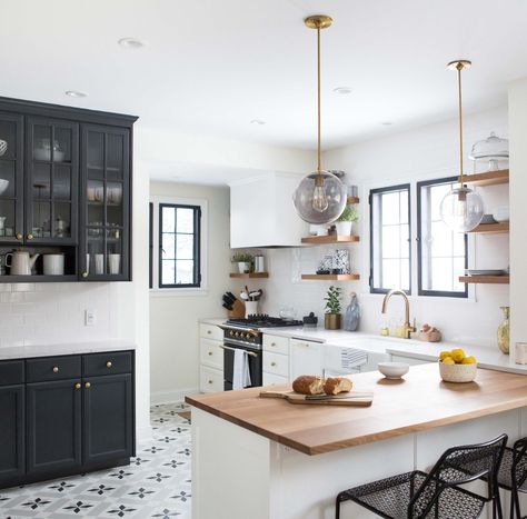 One of the most important choices in designing your kitchen (or just a simple redo) is what kind of countertops you're going to have. The counter tops need to be beautiful and functional. The good news, though, for those of you who are on the fence, is that sometimes not choosing is the best idea. Case in point: these 9 kitchens that work more than one countertop finish, with beautiful effects. Outdoor Kitchen Countertops, Kitchen Countertop Materials, Design Your Kitchen, Scandinavian Kitchen, Kitchen Floor Tile, White Kitchen Cabinets, Decor Minimalist, Ikea Hacks, Black Kitchens