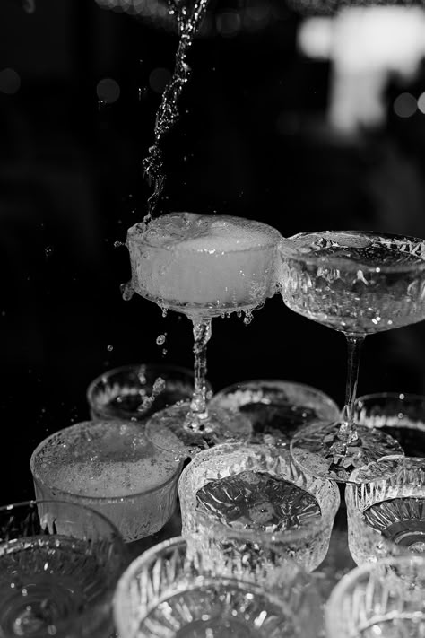 Black And White Chic Aesthetic, Champagne Glass Aesthetic, Aesthetic Champagne, Champagne Glasses Aesthetic, Cheers Black And White Aesthetic, Black And White Bar Aesthetic, Champagne Party Aesthetic, Black And White Champagne Aesthetic, Chic 30th Birthday Party