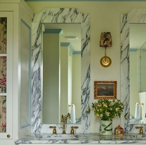 Veranda Magazine on Instagram: "Color and pattern reign supreme in every room of this 1930s Tennessee guest house, thanks to the vision of Clella Design's Meg Kelly (@clelladesign) and the creative flair of Holly Williams (@hollyaudreywilliams). The primary bathroom is a serene retreat, complete with blue-painted trim that creates a soothing atmosphere. Take a look at this country singer's colorful guest house at the link in our bio. — Photography by Emily Dorio (@emilydorio)" Julia Berolzheimer Bathroom, Lucy Williams Home Bathroom, Bathroom Grandmillenial, Grandmillenial Powder Bath, Old Florida Bathroom, Holly Williams, Painted Trim, Bathroom Details, Veranda Magazine