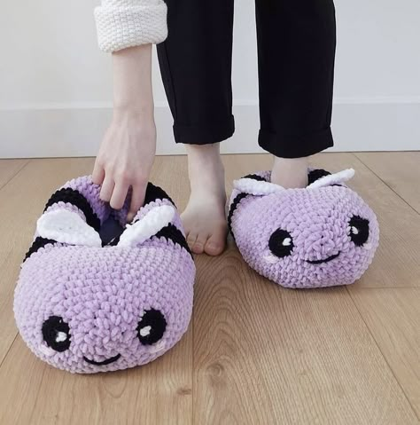 Crochet Fluffy Slippers, Ideas For Crochet Projects, Diy Crochet Shoes, Chunky Slippers, Pantuflas Tejidas, Diy Crochet Flowers, Crochet Game, Crochet Leg Warmers, Cute Animation