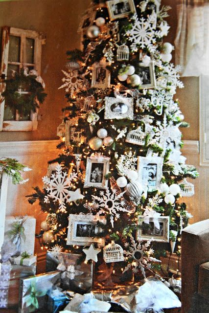 Christmas tree using white frames & ornaments..a few years ago I did a wedding theme with old wedding bouquets,hat,veils,gloves and had pictures of our different family member's wedding day picture.. Photo Christmas Tree Ideas, Christmas Tree With Photos Ornaments, Photo Tree Christmas, Family Theme Christmas Tree, Pictures On Christmas Tree, Picture Frames On Christmas Tree, Picture Frame Christmas Tree, Christmas Tree With Pictures On It, Photos On Christmas Tree