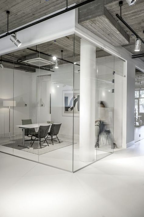 Small meeting room, great for short meeting. Using glass is great for not having people coming in, because you can see is occupied.: Small Office Design Workspaces, Small Office Design, Industrial Office Design, Cool Office Space, Vintage Loft, Corporate Office Design, Office Remodel, Glass Office, Office Space Design