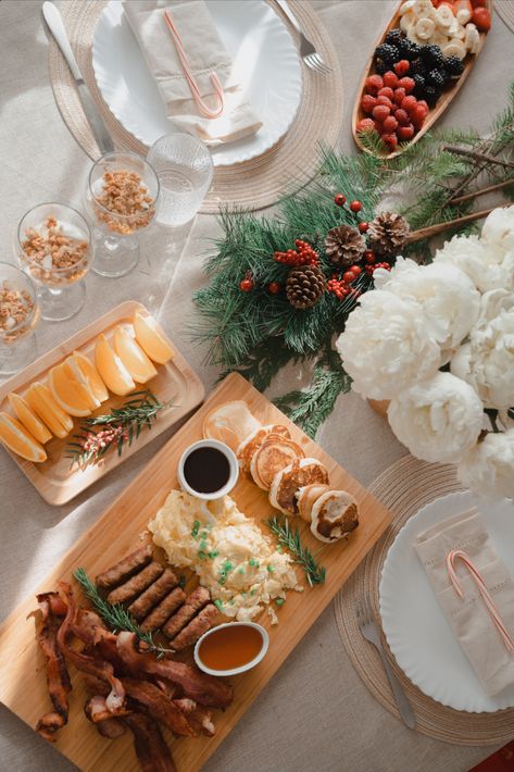 Christmas Brunch Table Set Up Girls Christmas Brunch Aesthetic, Winter Brunch Aesthetic, New Years Eve Breakfast Ideas, Holiday Brunch Decor, Christmas Breakfast Decor, Christmas Brunch Aesthetic, Christmas Brunch Tablescape, Christmas Food Photoshoot, Christmas Breakfast Aesthetic