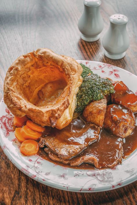 British Cuisine Aesthetic, Uk Sunday Roast, Sunday Roast Dinner Aesthetic, British Culture Aesthetic Food, British Meals Traditional, Uk Food British, British Food Aethstetic, Sunday Dinner Aesthetic, Roast Dinner Aesthetic