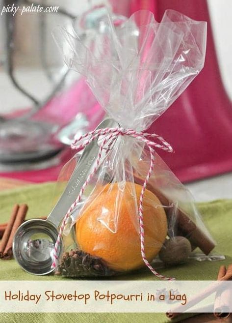 Christmas Gifts For Friends Relief Society Christmas Gift Ideas, Potpourri Diy, Potpourri Recipe, Diy Favors, Picky Palate, Stove Top Potpourri, Diy Christmas Party, Potpourri Recipes, Potpourri Christmas