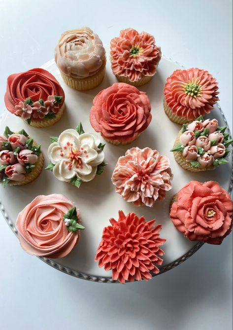 Wedding Cake Coral, Coral Cupcakes, Coral Wedding Cakes, Coral Cake, Cupcakes Flores, Wedding Cupcake Display, Gold Cookies, Wedding Cake Peach, 2 Tier Wedding Cakes