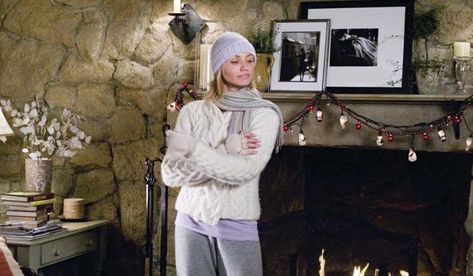 Holiday Cameron Diaz, October Inspiration, The Holiday Cottage, Holiday Interior, Christmas Films, English Cottage Style, Film Disney, Jude Law, Cameron Diaz