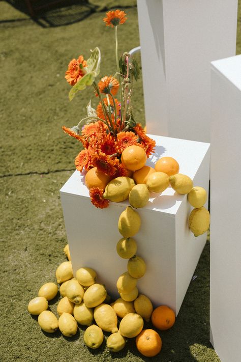 Orange Flower Table Arrangements, Wedding Fruit Decoration, Flower And Fruit Arrangements, Lemon Installation, Fruit And Flower Arrangements, Fruit Wedding Decor, Orange Table Decor, Asian Wedding Decor, Modern Tablescape