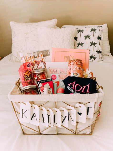 Big Lil Cheer Gifts, Big Sorority Gifts, Sorority Big Little Reveal Baskets, Basket Ideas Sorority, Bid Day Gift Ideas, Big Sis Lil Sis Cheer Gift Ideas, Big Sis Lil Sis Gifts Volleyball, Cute Big Little Gifts, Big Little Gift Basket Ideas