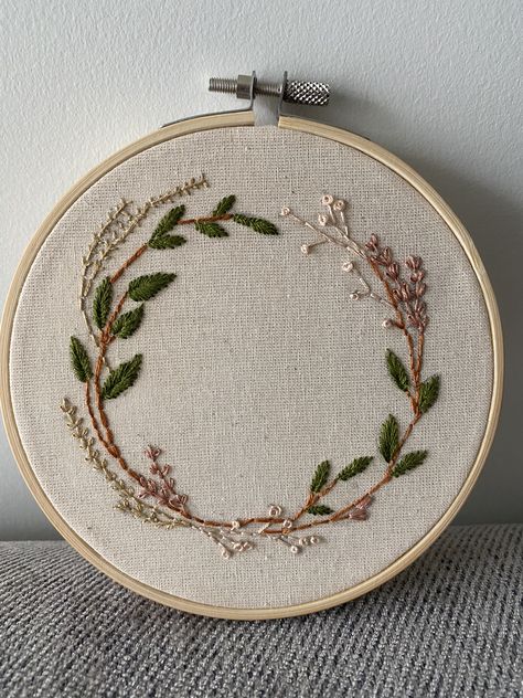 Embroidered Wreath, Wreath Embroidery, Leaves Wreath, Floral Leaves, Embroidered Tote, Embroidery Floral, Diy Cross Stitch, Simple Embroidery, Leaf Wreath