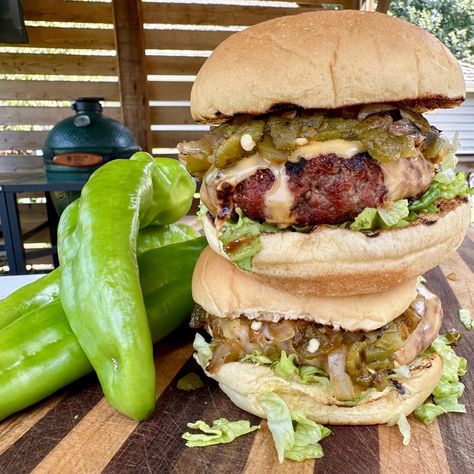 The perfectly grilled beef patties these hatch chili burgers are a must have burger recipe. Fast and easy with only a few ingredients. Hatch Chili Burgers, Hamburger Chili Recipe, Chili Burgers Recipe, Green Chili Burger, Chili Burgers, Chili Burger, Hatch Chili, Ground Beef Chili, Beef Patties