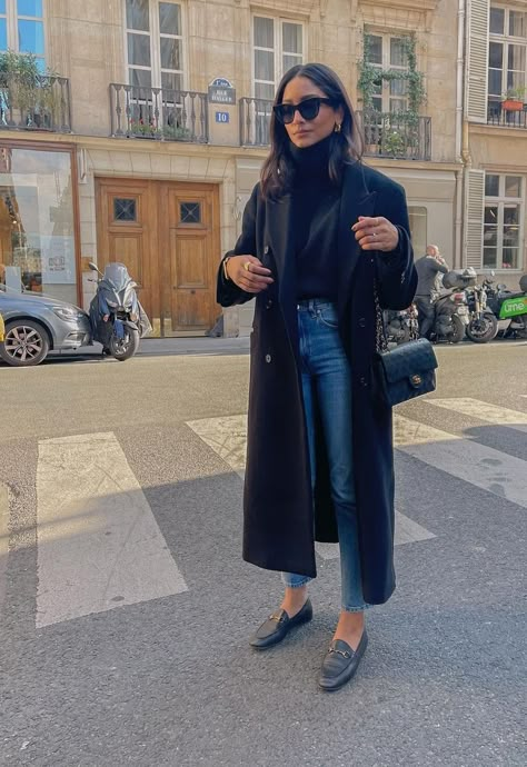 London Airport Outfit, Venice Fashion Winter, Autumn City Outfits, Slim Loafers Outfit, Mokasinke Outfit, Dinner In London Outfit, Classic Loafers Outfit, Phd Student Outfit, Jean Bleu Outfit