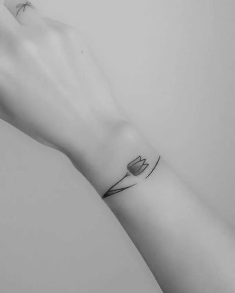 Tattoos Pulseras, Wrist Tattoos Girls, Simple Wrist Tattoos, Tulip Tattoo, Geometric Tattoo Arm, Bouquet Tattoo, Anklet Tattoos, Tattoo People, Full Sleeve Tattoos