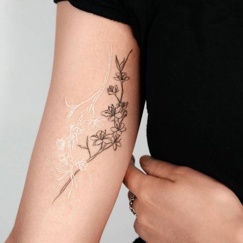 White And Black Ink Flower Tattoo, White And Black Flower Tattoo, Back Wrap Around Tattoo, White And Black Ink Tattoo, Black And White Tatoos, White Ink Flower Tattoo, Black And White Ink Tattoos, Flower Tattoos Black And White, White And Black Tattoo