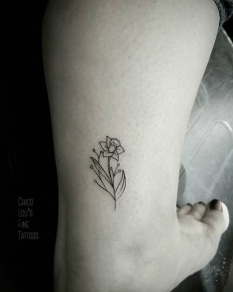 Small Daffodil Tattoo Behind Ear, Small Flower Tattoo On Shoulder, March Tattoo Ideas, December Birth Flower Tattoo, Narcissus Tattoo, Daffodil Flower Tattoos, Narcissus Flower Tattoos, March Flower, Wildflowers Tattoo