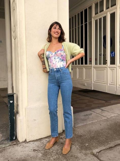 This Is the Jean Style French Girls Love in 2020 | Who What Wear UK French Wardrobe Essentials, Jeanne Damas Style, How To Wear Jeans, French Capsule Wardrobe, Simple Spring Outfits, French Wardrobe, Parisian Look, Look Jean, Parisian Chic Style