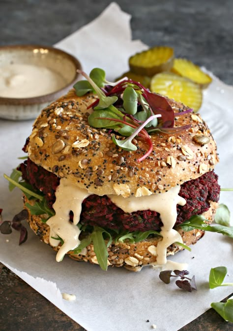 Vegetarian Hamburger, Beet Veggie Burger, Vegan Beet Burger, Beet Burger Recipe, Beet Sandwich, Beetroot Burger, Burger Vegetarian, Beet Burgers, Vegetarian Burger Recipe