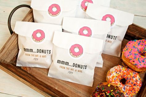 Donut Wedding Favors, Donut Wedding, Donut Bag, Food Wedding Favors, Donut Box, Wedding Donuts, Edible Favors, Best Edibles, Wedding Souvenir