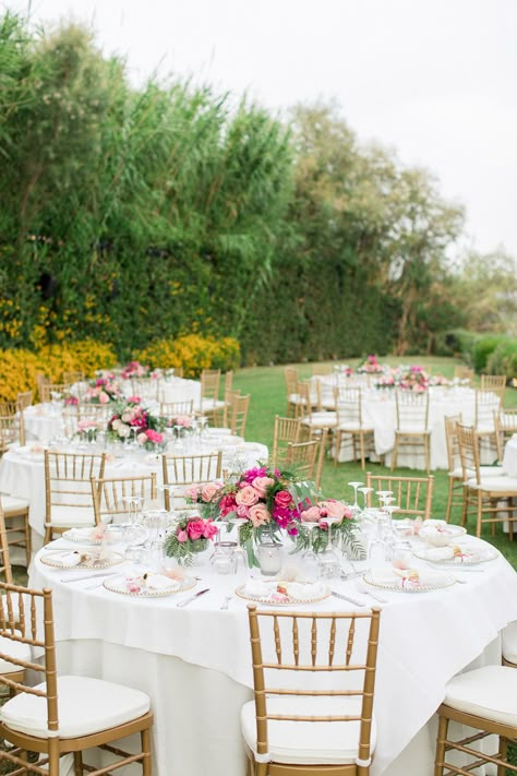 Weeding Garden Decoration, Pink Outdoor Wedding Decor, Gold And Colorful Wedding, Garden Reception Ideas, Pink Green Gold Wedding, Garden Wedding Reception Outdoor, Wedding Decorations Pink, Tropical Garden Wedding, Pink Garden Wedding