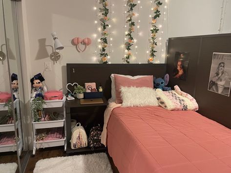 Magic Kingdom Decorations, Dcp 2x2 Room, Dcp Room Decor 2x2, Teen Disney Bedroom, Subtle Disney Bedroom, Dcp Room Ideas, Disney Themed Dorm Room, Teenage Disney Room Bedroom Ideas, Disney Dorm Room Ideas