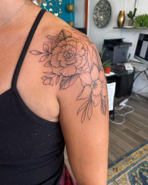 Upper Arm To Shoulder Tattoos For Women, Floral Tattoo Half Sleeve Shoulder, Flower Tattoos Shoulder Cap, Small Shoulder Tattoos For Women Flowers, Womens Shoulder Cap Tattoo Ideas, Birth Flowers Shoulder Tattoo, Unique Flower Tattoos Shoulder, Floral Tattoo On Shoulder, High Shoulder Tattoo