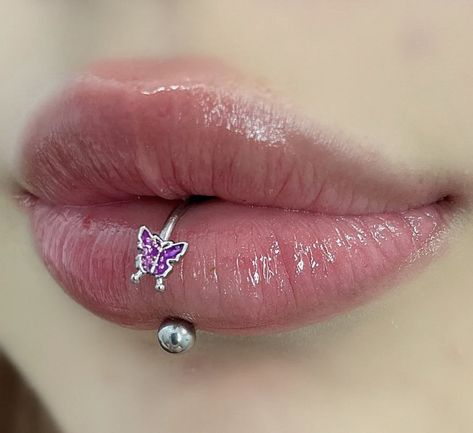 Lip Cuffs, Eyebrow Piercing Jewelry, Vertical Labret Piercing, Lip Piercing Jewelry, Face Piercings, Cool Piercings, Face Jewellery, Teeth Jewelry, Labret Piercing