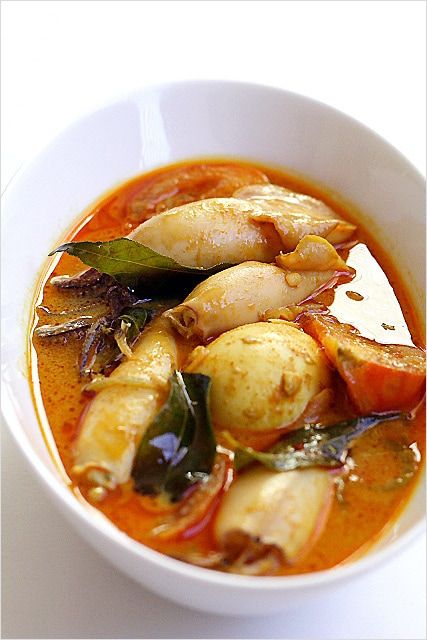 Squid Curry (Indian Gulai Sotong) recipe - Curry leaves impart a highly aromatic flavor to the curry and the spice seeds add that signature and unmistakable Indian curry kick. | rasamalaysia.com Squid Curry, Squid Recipes, Malaysian Cuisine, Rasa Malaysia, Curry Recipes Indian, Recipe Indian, Curry Spices, Curry Dishes, Malaysian Food