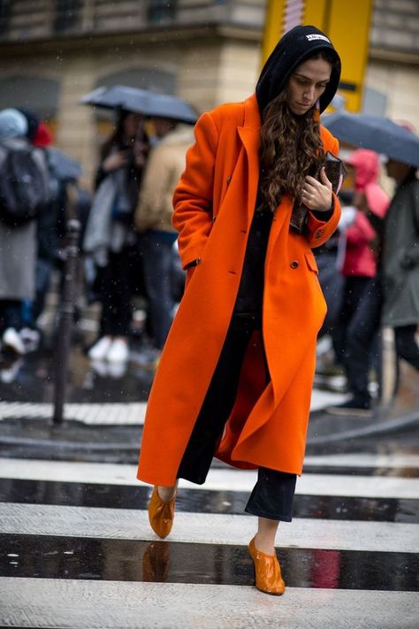 Fashion Outfits Orange, Erika Boldrin, Orange Coat, Coat Outfits, Fashion Week Street Style, Fall Fashion Trends, Fall Fashion Outfits, Black Outfit, Urban Fashion