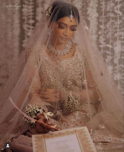 Pakistani Bridal Makeup Red, Pakistani Bridal Makeup, Fashion Bride, Desi Wedding Dresses, Asian Wedding Dress, Asian Bridal Dresses, Bridal Ideas, Wedding Dress With Veil, Bridal Photoshoot