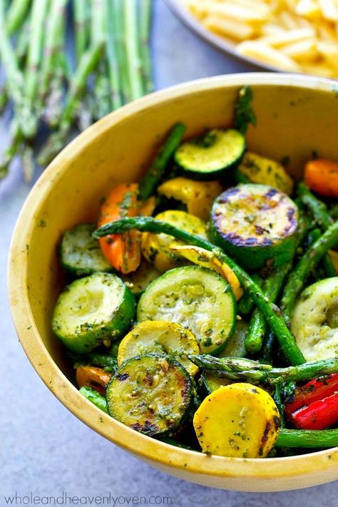 Covered in flavorful pesto and grilled to smoky perfection, these grilled vegetables and penne pasta are an easy and totally amazing vegetarian dinner for the summer! Summer Pesto, Grilled Veggies, Penne Pasta, Vegetarian Recipes Dinner, Vegetarian Dinner, Grilled Vegetables, Veggie Dishes, Vegetable Dishes, Vegetarian Dishes