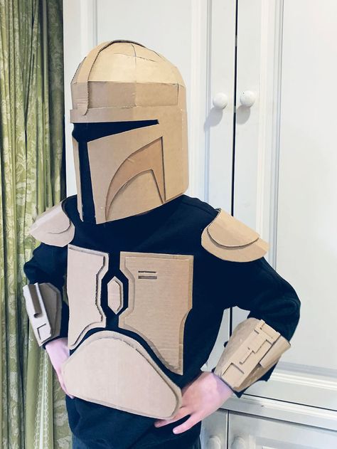 Mandolorian Costume Diy Easy, Cardboard Mandalorian Armor, Diy Mandalorian Helmet, Mandolorian Costume Diy, Diy Starwars Costume, Mandalorian Costume Diy, Diy Mandalorian Costume, Starwars Creatures, Cardboard Armour