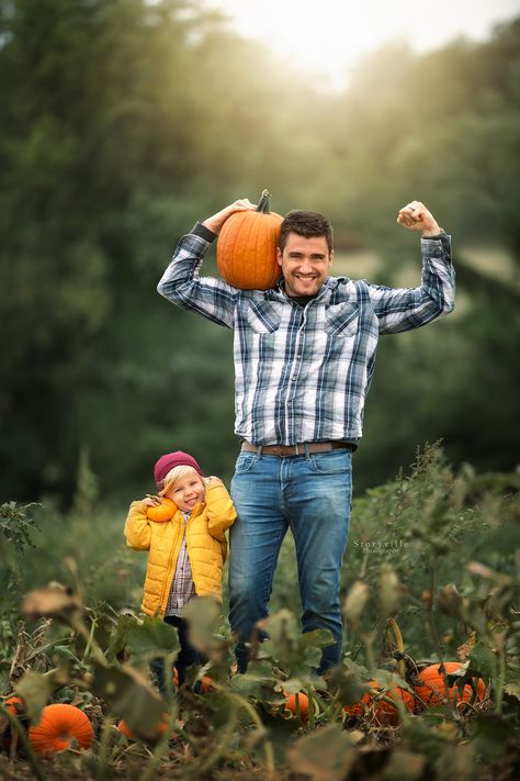 Funny Fall Family Photos, Family Photos Pumpkin Patch, Kids Fall Photoshoot Ideas, Pumpkin Patch Sibling Pictures, Pumpkin Patch Minis, Pumpkin Patch Kids Photoshoot, Family Pumpkin Patch Photoshoot, Pumpkin Patch Photoshoot Kids, Pumpkin Family Photos