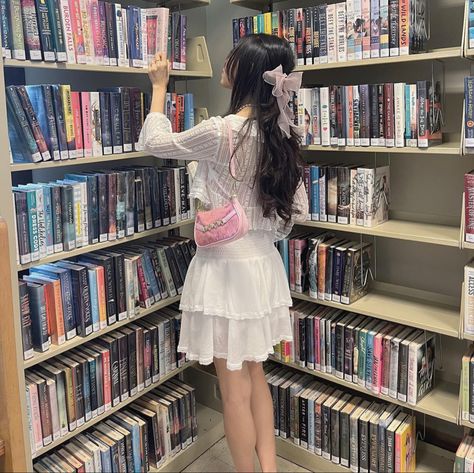 Aesthetic Study Photos, Shoujo Life, Pink Academia, Shoujo Girl, Pic Pose, Pink Girly Things, Book Girl, Book Aesthetic, Girly Girl