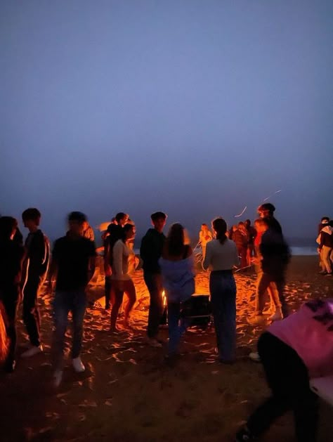 Friend Group Manifestation, Bonfire Beach, Taiping, Summer Plans, Summer Friends, Summer Goals, The Summer I Turned Pretty, Friends Aesthetic, Friend Group