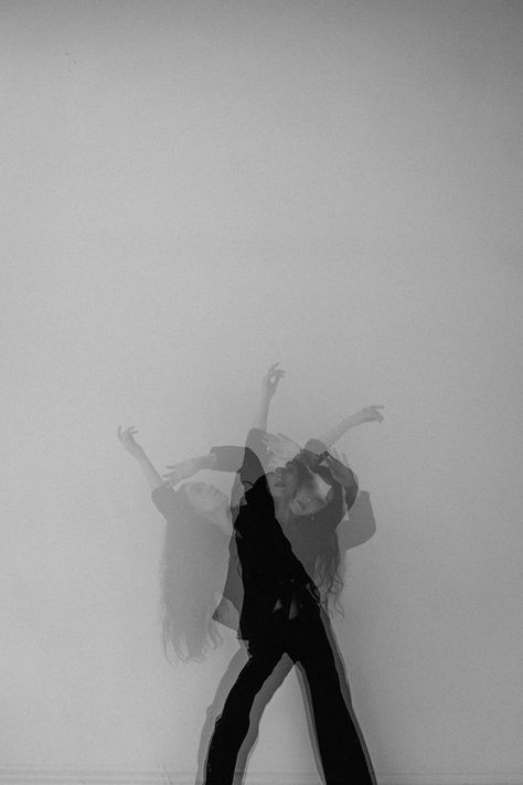 Model is shot with triple exposure. Dance Art Photography, Fear Photoshoot Ideas, Double Exposer Photography, Blurry Studio Photoshoot, Creative Flash Photography, Edgy Photoshoot Studio, Blurred Photoshoot, Double Exposure Photography Film, Ideas For Photoshoot In Studio