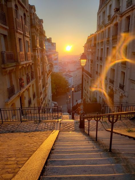 Summer In Paris Aesthetic, Sunrise Paris, Paris Sunset, Spring Paris, Photo Paris, Parisian Lifestyle, Montmartre Paris, Paris Home, Paris Summer