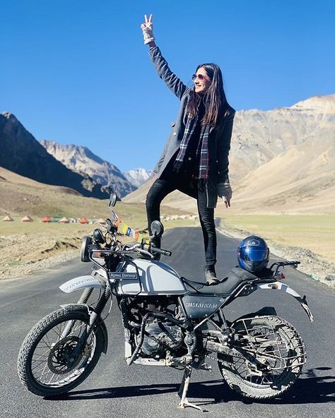 @unciatrails Tag your besties and ask them to take this kind of view... @unciatrails  One of popular tourist attraction Travel with @unciatrails  Photo by :@reelofworld __ #unciatrails #himalayangirls #travel #adventure Travel Pose, Biker Photoshoot, Leh Ladakh, Winter Travel Outfit, Motorbike Girl, Bike Photography, Group Pic, Love Background Images, Travel Pictures Poses