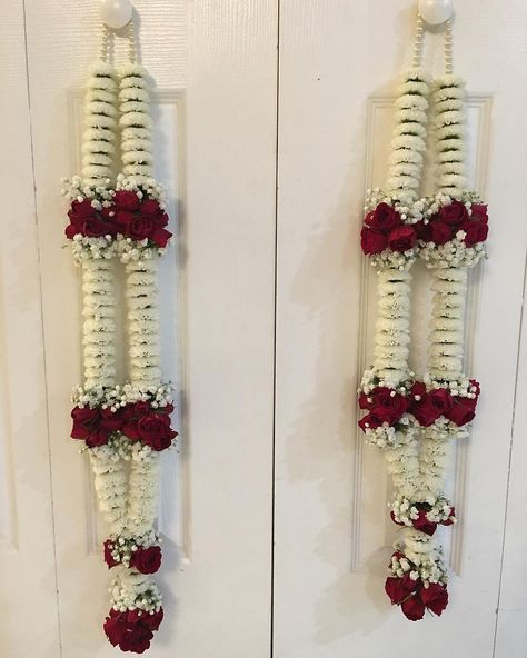 Hindu Wedding Mala, White Garland Wedding Indian, Wedding Garlands South Indian Marriage, Flower Varmala, Varmala Ideas, Rose Garland Wedding, White And Red Flowers, Indian Wedding Garland, Indian Wedding Flowers