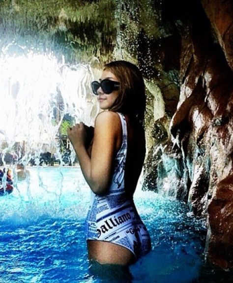 2NE1′s CL takes a dip in the pool on Jeju Island Cl 2ne1, Lee Chaerin, Cl Fashion, Celebrity Style Icons, Sandara Park, Jeju Island, In The Pool, Christina Aguilera, Girl Bands