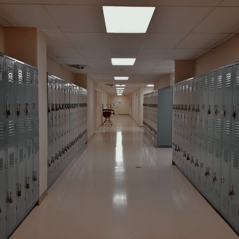 Hall Aesthetic, Heart Pose, High School Lockers, School Aesthetics, University Aesthetic, School Places, School Building Design, School Hall, Prom King