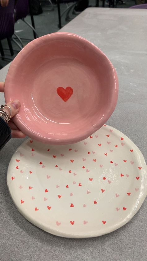 Pottery Painting Ideas Valentines, Valentine Pottery Painting Ideas, Heart Pottery Painting Ideas, Valentines Ceramic Ideas, Pink Pottery Painting Ideas, Heart Plate Pottery Painting, Pottery Hearts Ideas, Valentines Pottery Painting, Easy Pottery Painting Ideas Simple