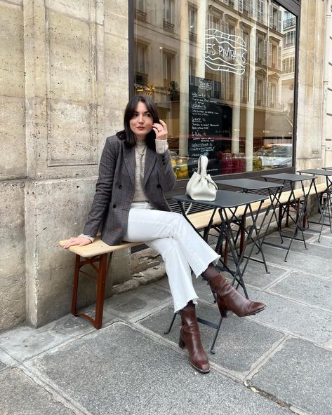 French Touch : 14 Looks Chic pour le Quotidien au Bureau - Velvet Style Style Chic Parisien, Velvet Style, Instagram Paris, Clog Sandals, Velvet Fashion, Boot Pumps, Looks Chic, Clothes Horse, Court Shoes