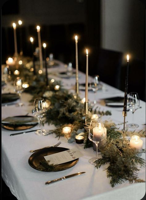 Elegant Xmas Decor, New Years Tablescapes, New Year Decorations Ideas 2024, Nye Table Setting, New Year Dinner Table Decoration, New Year Table Setting Ideas, Xmas Table Settings, Christmas Dinner Table Settings, Christmas Dining Table