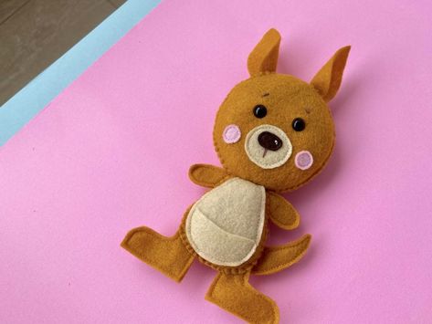 Felt Kangaroo, Cute Australian Animals, Cute Kangaroo, Felt Plushie, Diy Teddy Bear, Handmade Felt Ornament, Felt Toys Patterns, Felt Ornament, Machine Sewing