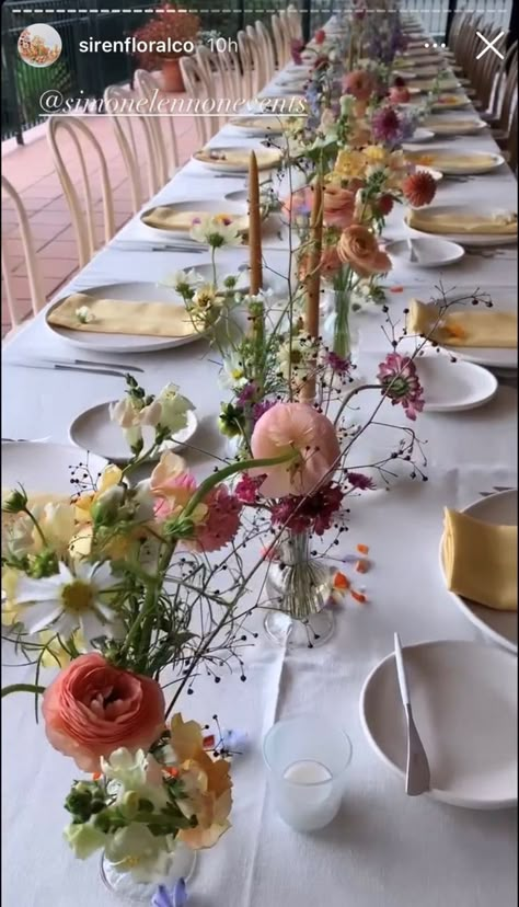 Place Setting Ideas Wedding, Bud Vase Long Table, Colorful Wedding Tablescape, Flower Table Scape, Garden Party Tablescapes, Wedding Bud Vases, Bridal Garden Party, Moody Tablescape, Wedding Table Deco