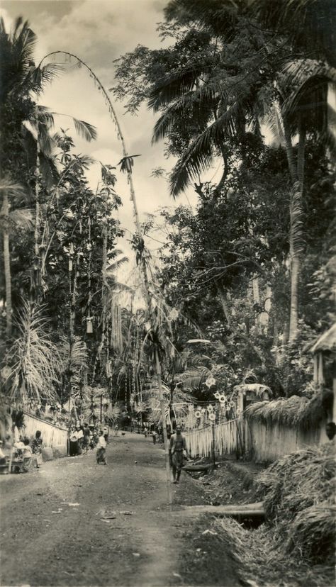 Comic Environment, Bali Girls, Temple Bali, Family Compound, Old Photography, Architecture Old, Photo Postcards, The Last Day, Ancient Wisdom