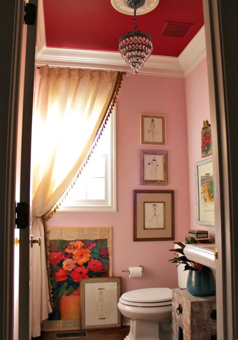 Art in the bathroom Red Ceiling, Bathroom Red, Casa Vintage, Red Rooms, Pink Bathroom, Pink Decor, Red Interiors, Pink Walls, Pink And Red