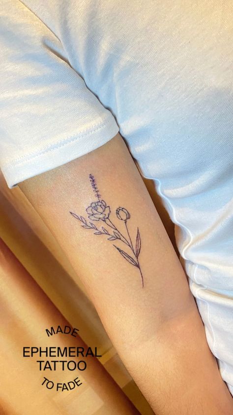 Looking for feminine tattoo ideas that feel personalized? This simple rose doesn’t just look lovely, it’s also a June birth flower tattoo. Everyone’s energy is better with a little flower power. Worried that your bloom won’t always be in-season? The floral tattoos from Ephemeral Tattoo are semi-permanent and made-to-fade in 1-3 years. Schedule your Ephemeral at ephemeral.tattoo today. Small June Flower Tattoo, Ephemeral Tattoo Ideas, Mother Daughter Flower Bouquet Tattoo, June Flower Bouquet Tattoo, Rose Bouquet Tattoos, Simple Rose Bouquet Tattoo, June Month Flower Tattoo, Rose June Tattoo, June Birth Flower Tattoo Rose And Honeysuckle